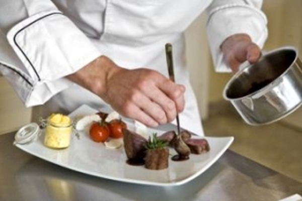 chef préparant un magret de canard